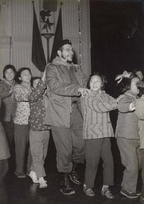 che-guevara-in-a-conga-line-in-a-kindergarten-in-shanghai-1960
