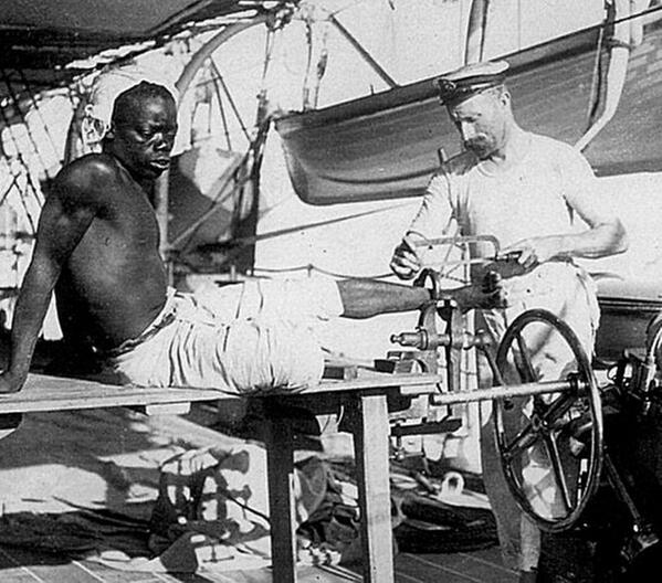 Marinaio britannico di rimuove le catene di uno schiavo. Circa 1800