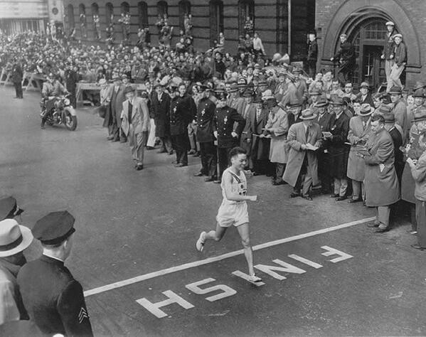 Superstite della bomba atomica di Hiroshima, Shigeki Tanaka ha vinto la maratona di Boston nel 1951. La folla era silenziosa