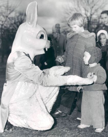 Jim Stack, travestito da coniglietto di Pasqua, saluta Ida Ruth e Neil Potter durante una caccia alle uova di Pasqua al Parco Patterson nel 1958