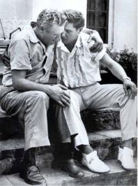 Elvis dà conforto al padre per la morte della madre. 1958