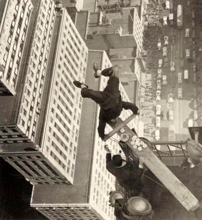 Un uomo in equilibrio su un pezzo di legno sul tetto di un grattacielo, 1939