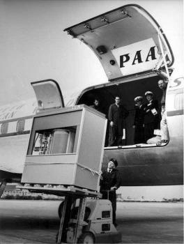 Un disco rigido IBM 5 megabyte viene caricato in un aeroplano. Pesava più di 1000kg, 1956