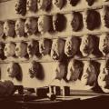 Un uomo crea maschere mortuarie per soldati morti nella Prima Guerra Mondiale, ca. 1918
