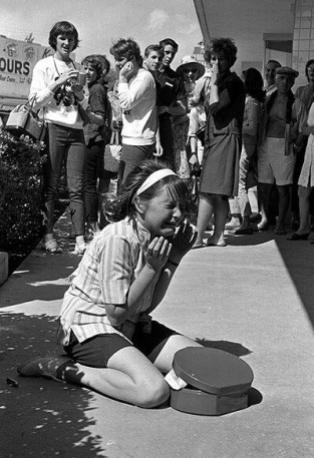 Una giovane fan piange perché i suoi eroi, i Beatles, lasciano l'America per il Regno Unito, 1964