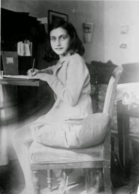 Anna Frank scrive nella sua stanza in un appartamento di Merwedeplein, Amsterdam
