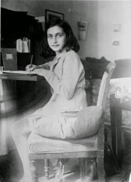 Anna Frank scrive nella sua stanza in un appartamento di Merwedeplein, Amsterdam