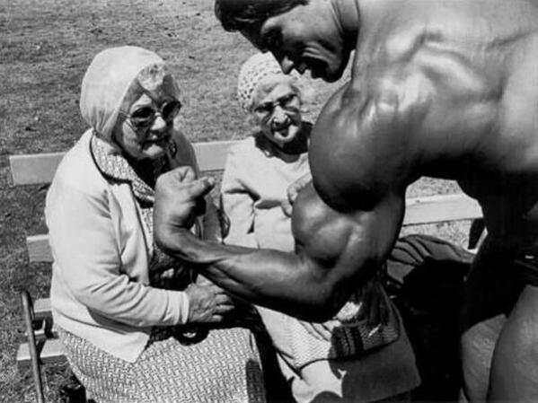 Arnold Schwarzenegger mostra i suoi muscoli a delle vecchie signore, c. 1970