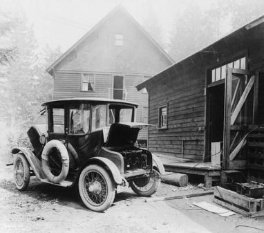 Ricarica di un'auto elettrica nel 1905