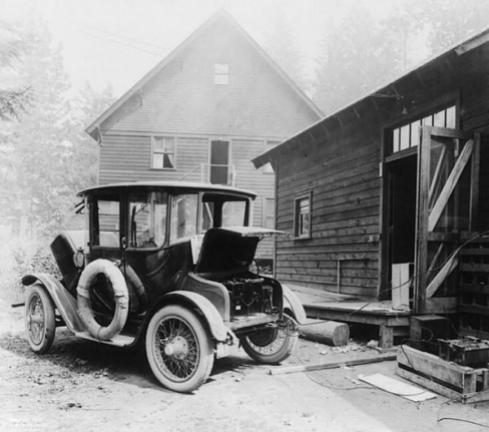 Ricarica di un'auto elettrica nel 1905