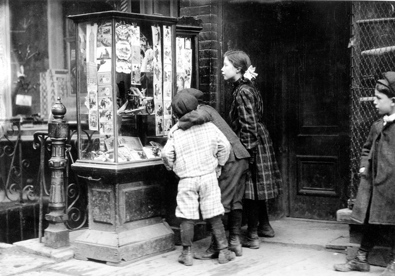 Foto Di Natale In Bianco E Nero.Bambini Guardano Le Cartoline Di Natale A New York 1910 Barbara Picci
