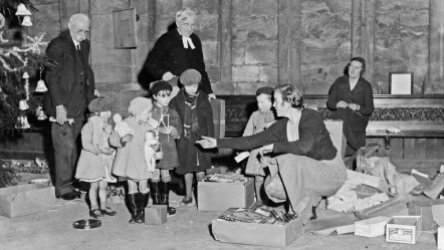 Distribuzione di giocattoli di Natale nel chiostro della Cattedrale di Durham. 6 gennaio 1939. Foto di Beamish