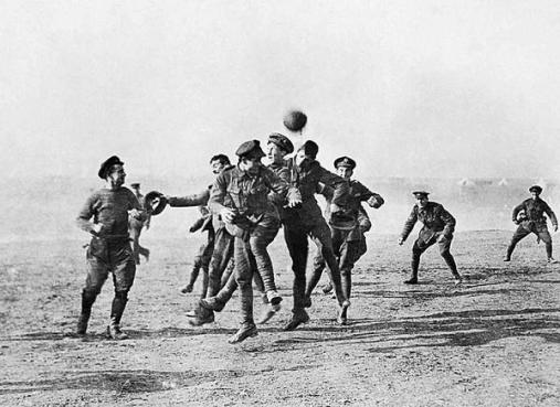 Durante la tregua di Natale del 1914, i soldati tedeschi e britannici giocano a calcio nella "terra di nessuno" tra le trincee