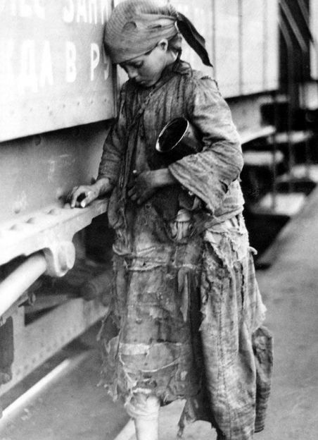 Carestia in Russia (1921-1923). Ragazza alla stazione ferroviaria di Saratov, raccoglie preziosi chicchi di grano