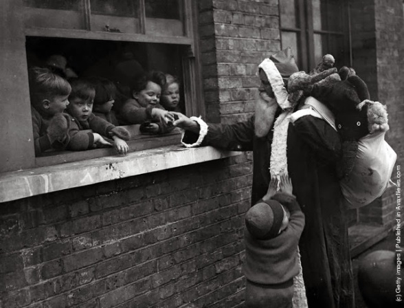 Babbo Natale consegna i regali per aiutare i bambini e le Adoption Society a Leytonstone, Londra. (Photo by Fox Foto: Getty Images). 20 novembre 1931