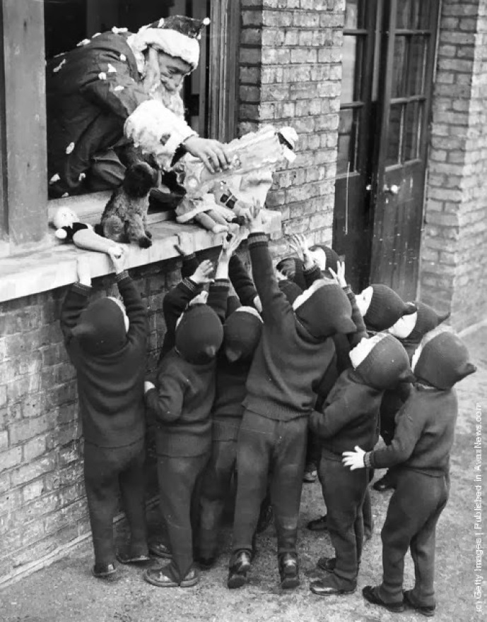 Babbo Natale distribuisce regali ai bambini alla Adoption Society a Leytonstone. (Photo by Gerry Cranham: Fox Photos: Getty Images). 7 DICEMBRE 1938