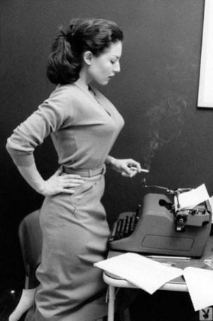 Ragazza con macchina da scrivere e sigaretta