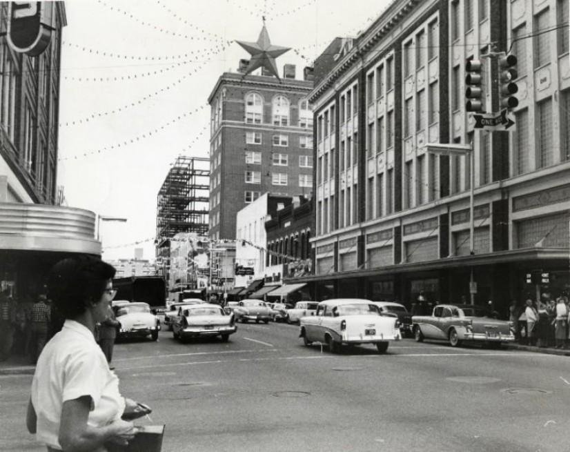 Nel 1950, la stella di Natale pende sopra Orange Avenue vicino al grande magazzino di Ivey