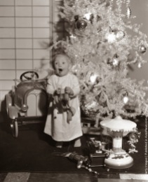 LeRoy, il bambino di un anno stella della Paramount gioca con i suoi nuovi giocattoli sotto l'albero di Natale. (Photo by Hulton Archive: Getty Images). 1933