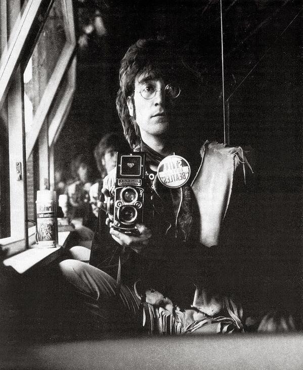 Autoritratto di John Lennon e la sua Rolleiflex nella soffitta della sua casa 1967