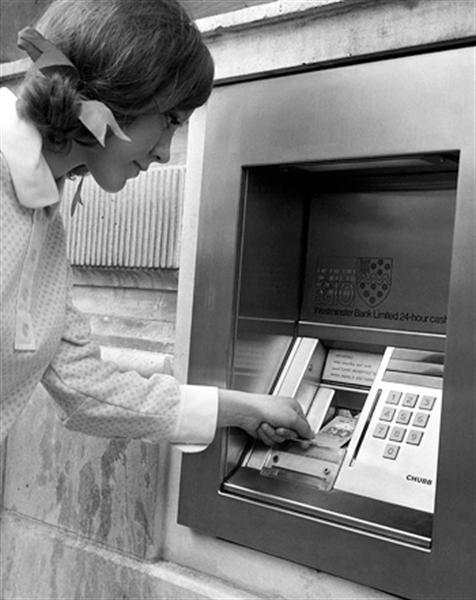 Il primo bancomat per schede magnetiche aperto al pubblico alla Chemical Bank, New York 1969