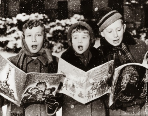 Tre giovani cantanti danno la loro interpretazione di una canzone di Natale sotto la neve. (Photo by Keystone: Getty Images). 1957