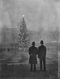 Due poliziotti osservano lìalbero di Londra di Natale, un regalo dalla Norvegia, illuminato in Trafalgar Square, di fronte alla National Gallery. (Photo by Warburton: Topical Press Agency: Getty Images). 1 dicembre 1948