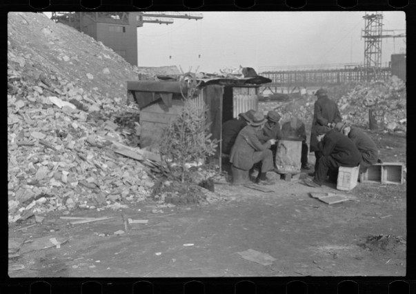 Disoccupati di fronte a una baracca con albero di Natale, East 12th Street - New York