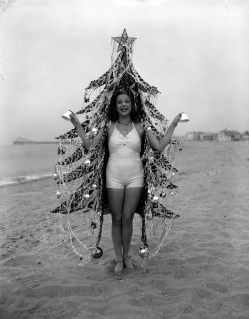 Donna vestita da albero di Natale 1936