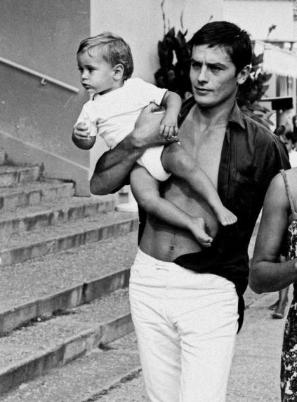 Alain Delon con il figlio Antonio, 1965