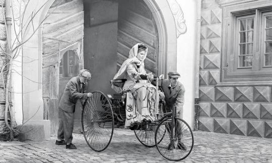 Bertha Benz guida la Benz Patent-Motorwagen, c. 1886