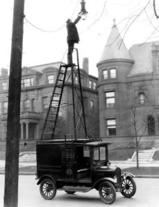 Un uomo cambia una lampada di strada in USA circa 1910