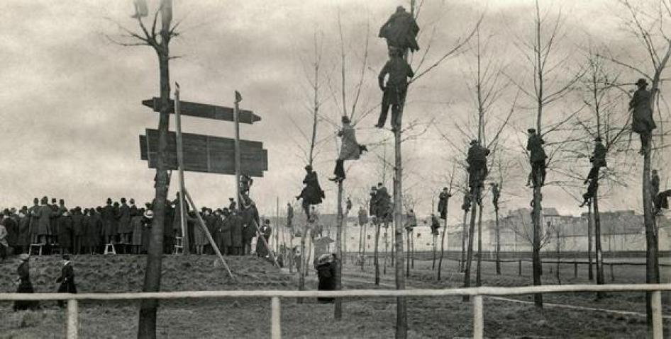 Fans negli alberi. Match tra Belgio e Olanda nel 1913