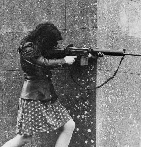 Donna combattente dell'IRA nel 1970