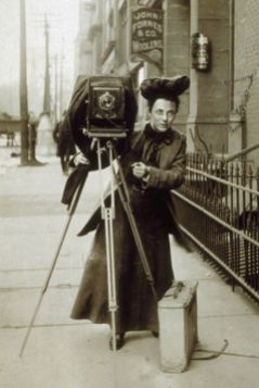 la fotoreporter Jessie Tarbox sulla strada con la sua macchina fotografica, 1900