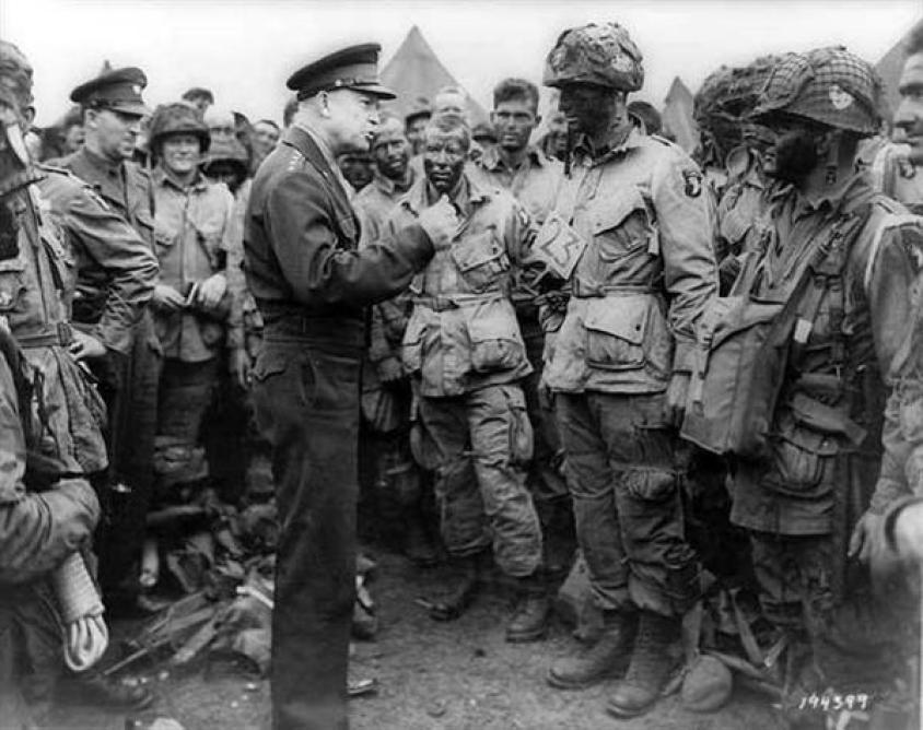 Il generale Eisenhower parla ai Paracadutisti prima del D-Day, 1944