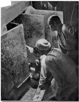 Howard Carter apre la tomba di Tutankhamon 1924