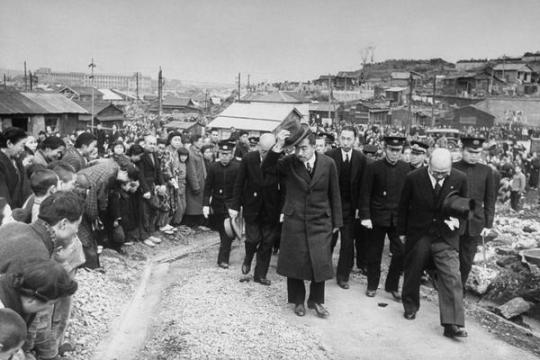 L'imperatore giapponese Hirohito a Yokohama durante la sua prima visita per vedere le condizioni di vita nel paese dopo la guerra del 1946