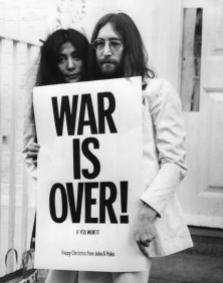 John Lennon e Yoko Ono manifestano contro la guerra sui gradini del palazzo di Apple a Londra, 1969 (Foto di Frank Barratt: Getty Images)