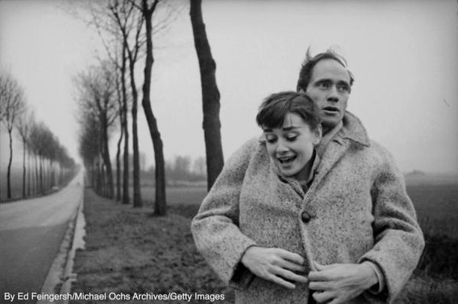 Mel Ferrer mette il suo cappotto intorno a sua moglie, l'attrice Audrey Hepburn, in una strada di campagna fuori Parigi 1956