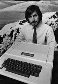 Steve Jobs presenta il nuovo computer Apple II, 1977