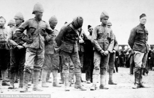 Winston Churchill (a destra) con altri soldati britannici catturati durante la guerra anglo-boera