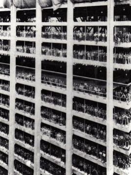 I lavoratori posano durante la costruzione del palazzo di 60 piani sede della Chase Manhattan Bank di New York 1959