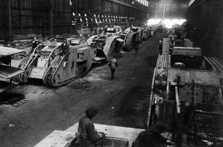 Prima guerra mondiale: File di carri armati britannici catturati nei laboratori tedeschi a Charleroi, dicembre 1917