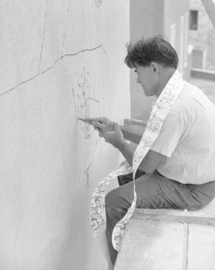 Carlo Bavagnoli - Costantino Nivola lavora alla facciata della chiesa della Madonna D’Itria, Orani 1958