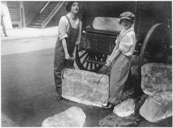 Ragazze consegnano pesanti blocchi di ghiaccio dopo l'arruolamento dei lavoratori di sesso maschile. [1918]