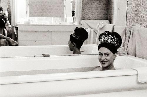 La principessa Margaret indossa la sua tiara di nozze nella vasca da bagno 1962