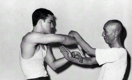 Yip Man, maestro di Wing Chun, insegna i trucchi del mestiere al suo allievo Bruce Lee, 1955