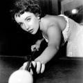 Elizabeth Taylor gioca a biliardo, 1950