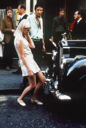 Una ragazza si specchia nella griglia di una Rolls Royce su Carnaby Street, Londra, 1968